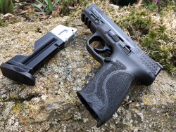 Test: Smith & Wesson M&P9 in der T4E-Ausführung von 4komma5 − High-End-Trainingswaffe out of the box Smith & Wesson M&P9 in der T4E-Ausführung von 4komma5 mit Magazin